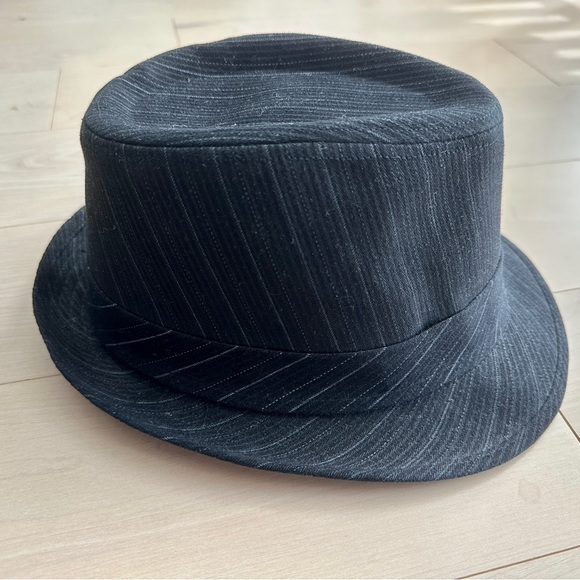 Classic fedora-style men’s hat in black with grey pinstripes - Picture 2 of 6